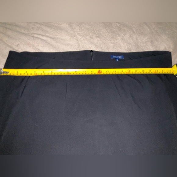 Plus Size Capri Pants - Back zipper - Picture 5 of 11